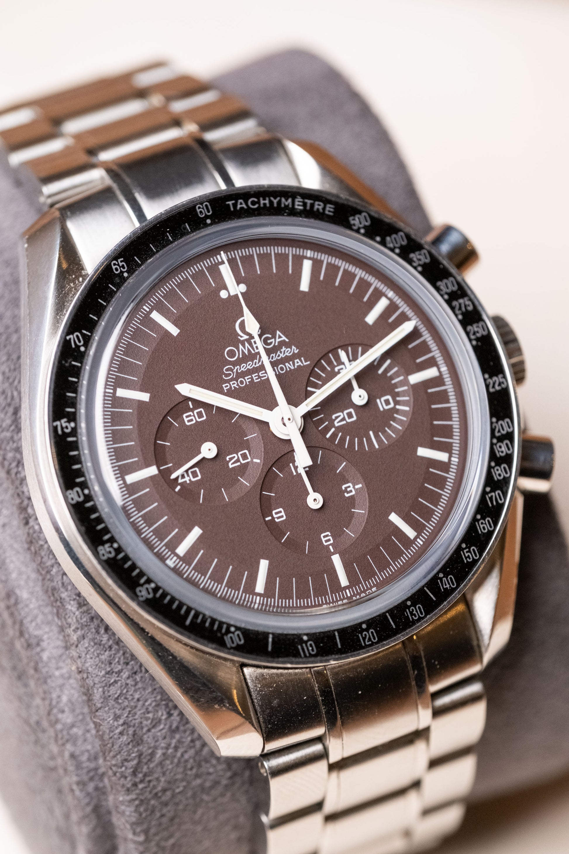2009 Omega Speedmaster Moonwatch Chocolate Dial 311.30.42.30.13.001 — photo 11
