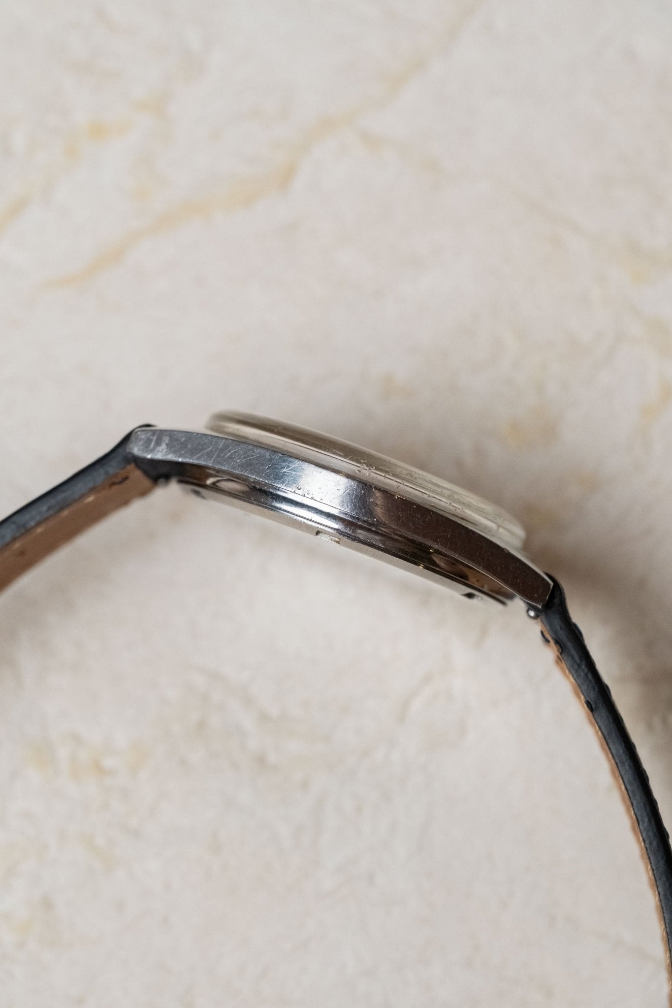 1969 Omega Genève Automatic 135.041 case profile side view