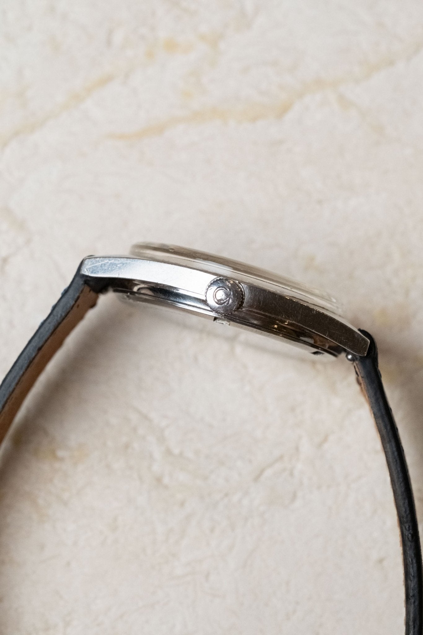 1969 Omega Genève Automatic 135.041 case profile side view