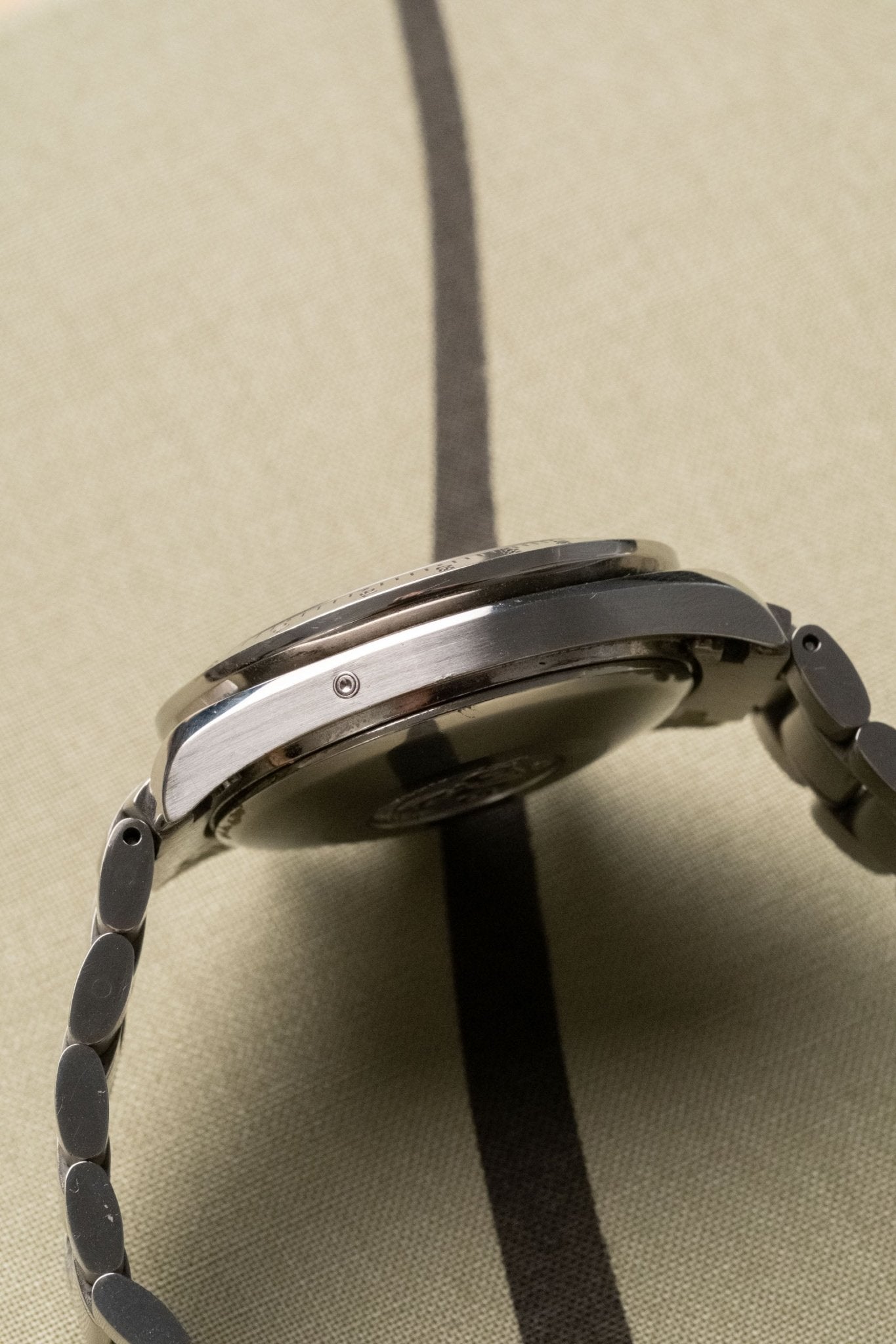 1998 OMEGA Speedmaster Day-Date 3523.8 case profile side view