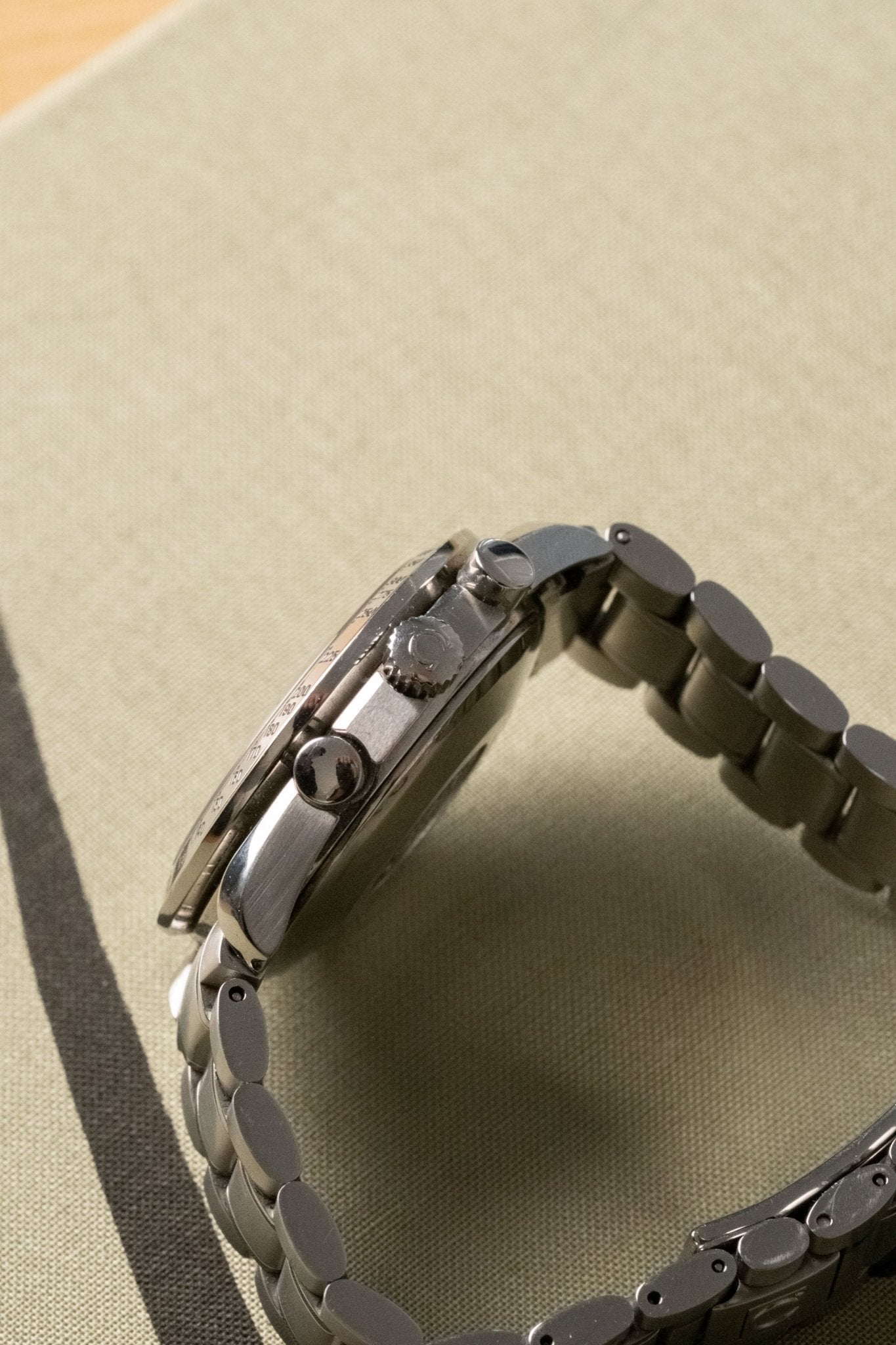 1998 OMEGA Speedmaster Day-Date 3523.8 case profile side view