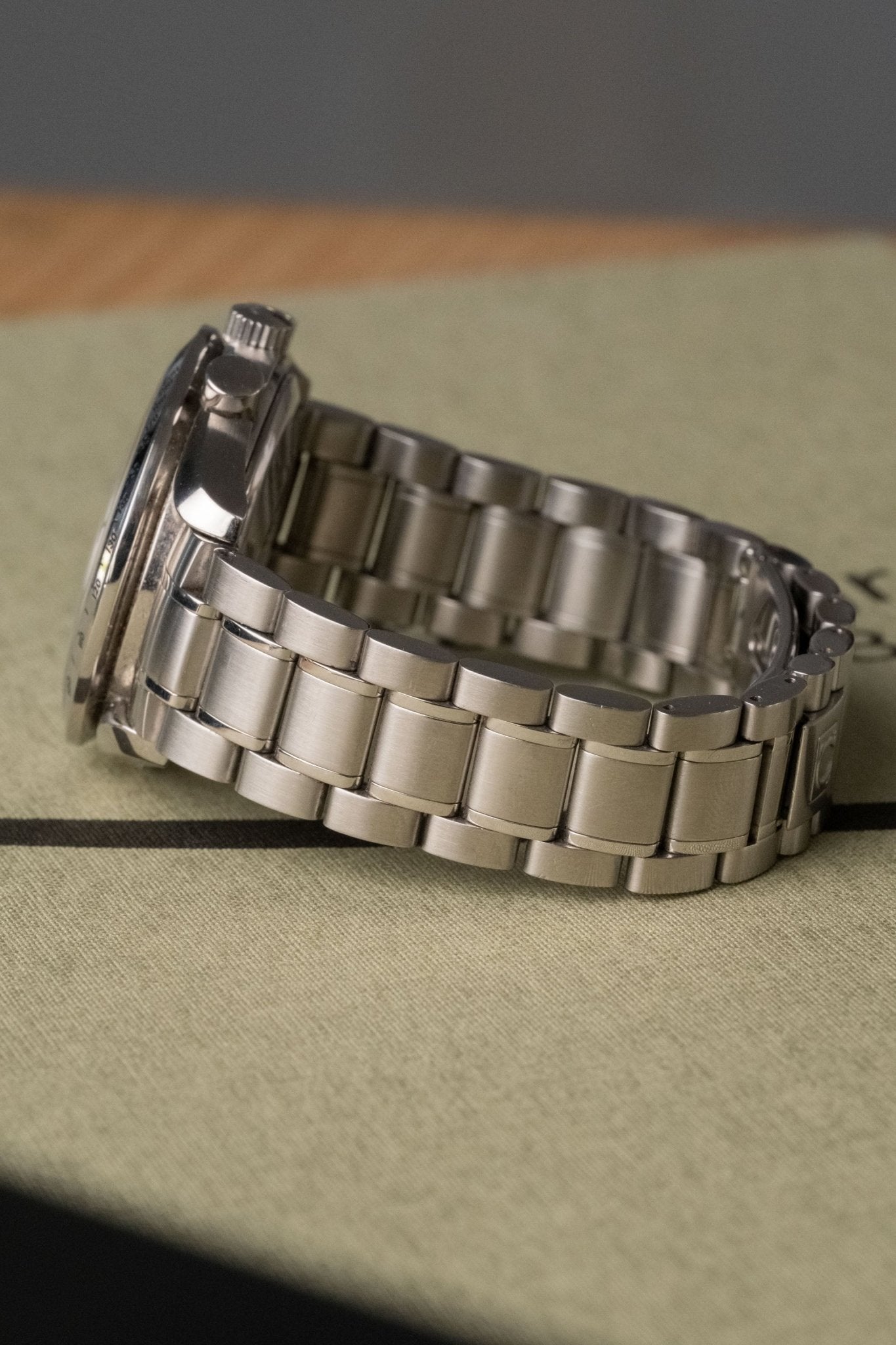 1998 OMEGA Speedmaster Day-Date 3523.8 Details