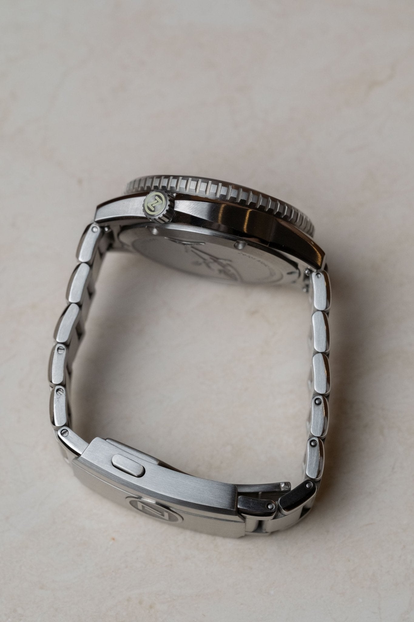 2025 Zelos Mako 300M Falcon Eye case profile side view