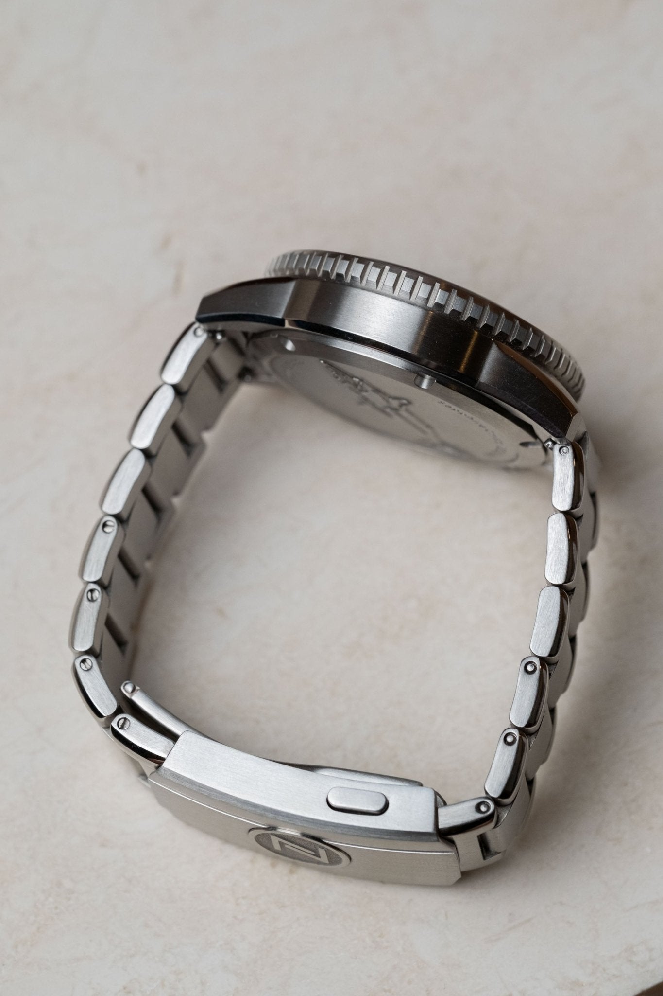 2025 Zelos Mako 300M Falcon Eye case profile side view