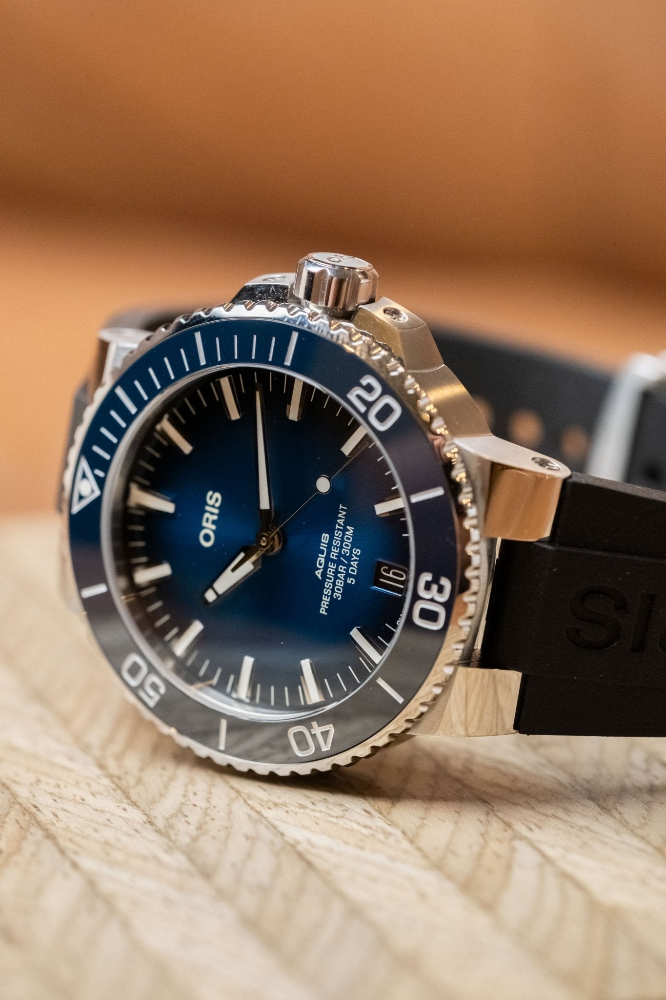 2026 Oris Aquis Date Calibre 400 Blue dial detail close-up