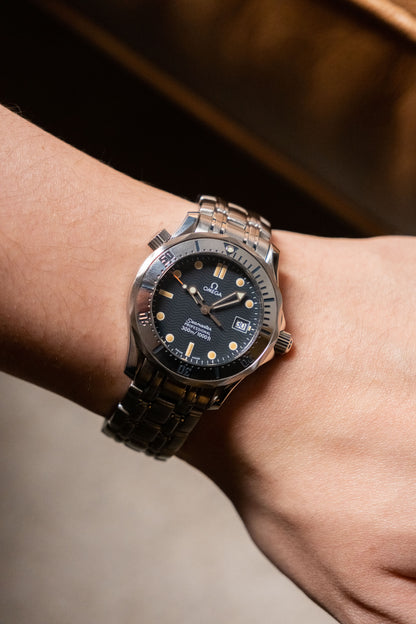 1995 OMEGA Seamaster Diver 300M 36mm Quartz Date Ref 2562.80 blue dial detail - Wristory